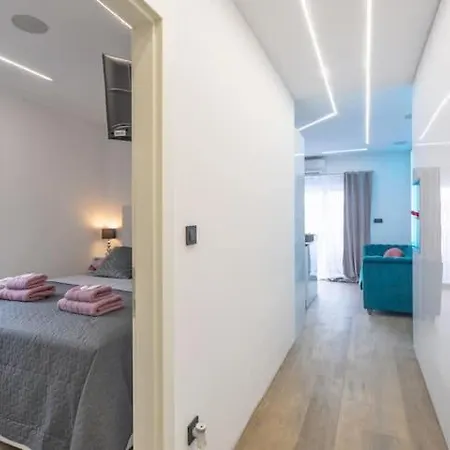 Mira In Split- Private Heated Pool Apartment *
